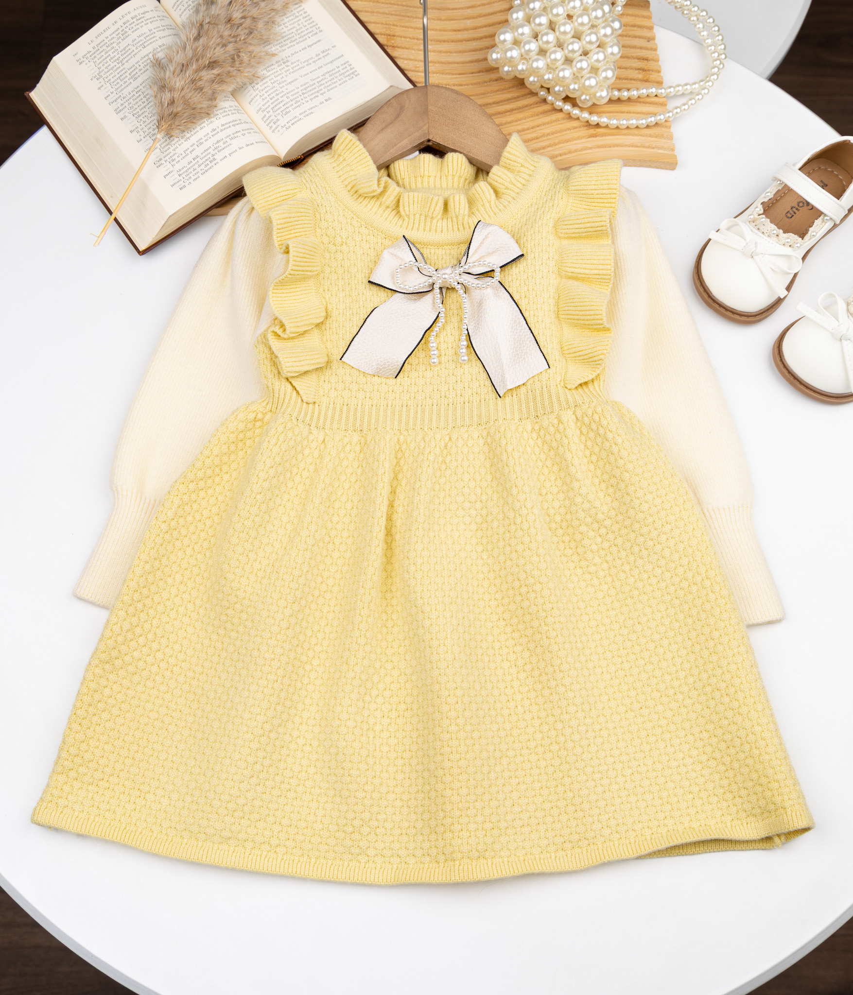 95642-019 Robe fille jaune – Une tenue éclatante ornée de perles et d’un nœud – Image 1