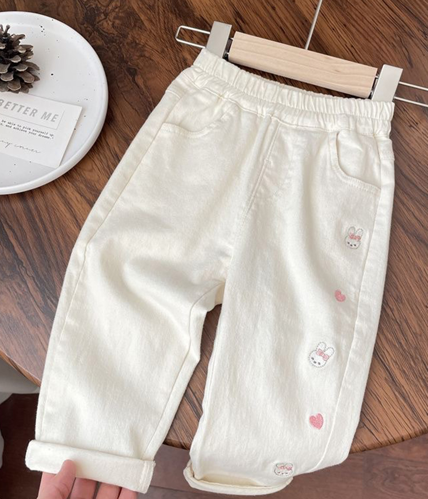 97117 (4) Pantalon Fille Beige crème doux – Broderies Lapin & Cœurs – Image 1