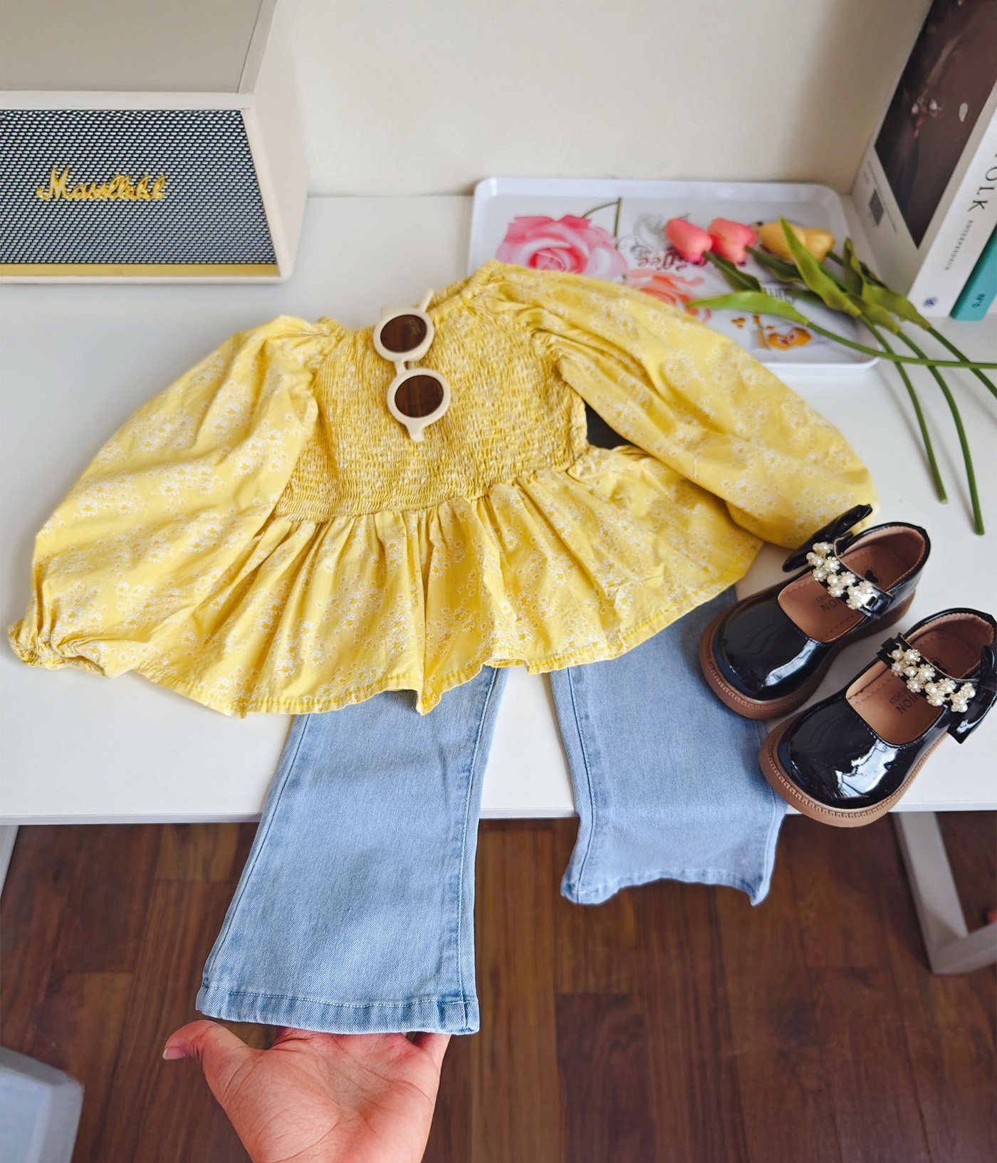 99591 (2) Ensemble fille jean clair & blouse fleurie jaune – Esprit ensoleillé pour l’Aïd – Image 1