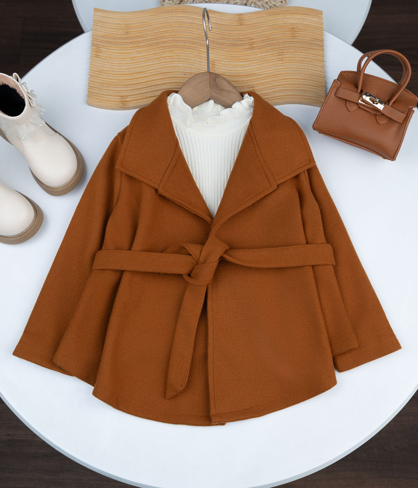SONIA N-1_0010s_0002_67525 Manteau camel à ceinture – Chic et intemporel – Image 1