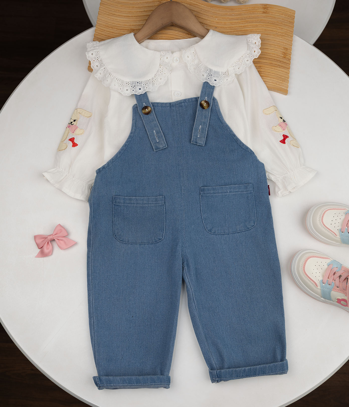 SONIA N-1_0043s_0002_47163 Ensemble fille salopette en jean & chemise blanche brodée – Image 1