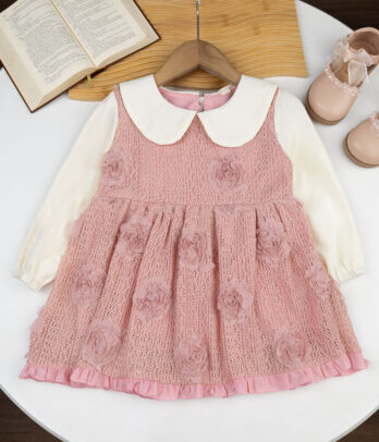 Robe rose en dentelle fleurie – Raffinement et romantisme