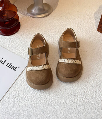 Ballerines en daim marron à détail dentelle