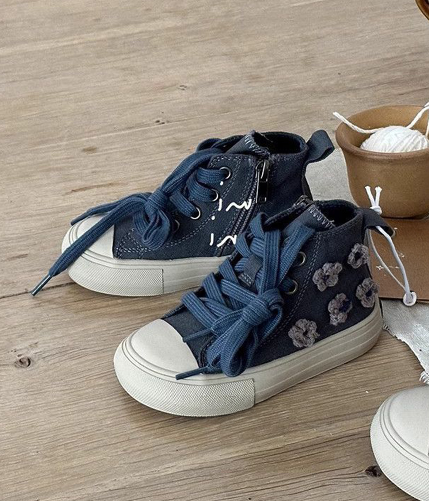 45135 Baskets montantes fille bleu marine à fleurs brodées – Image 1