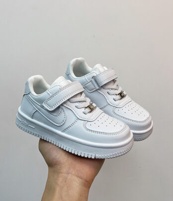 Baskets uniesexe de couleur blanche