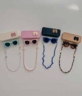 Lunettes de soleil enfants avec cordon et étui décoré