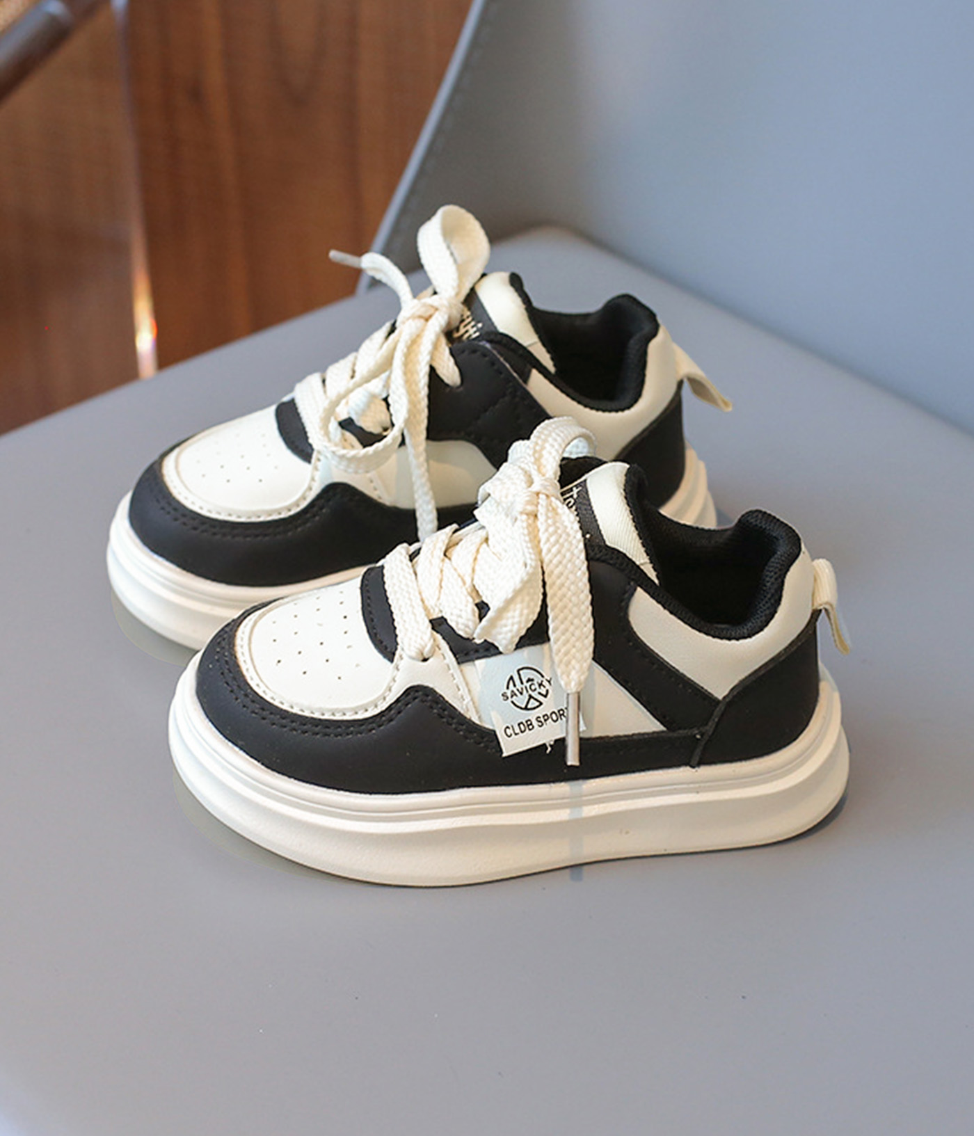 75686 Baskets noires et blanches – Esprit urbain et confort assuré – Image 1