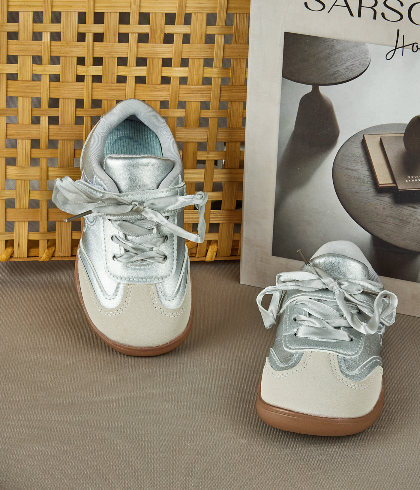 78131 Baskets pour fille de couleur argenté avec un ruban satiné décoratif – Image 1
