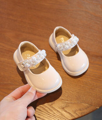 Ballerines bébé fille vernies à perles de couleur blanc cassé