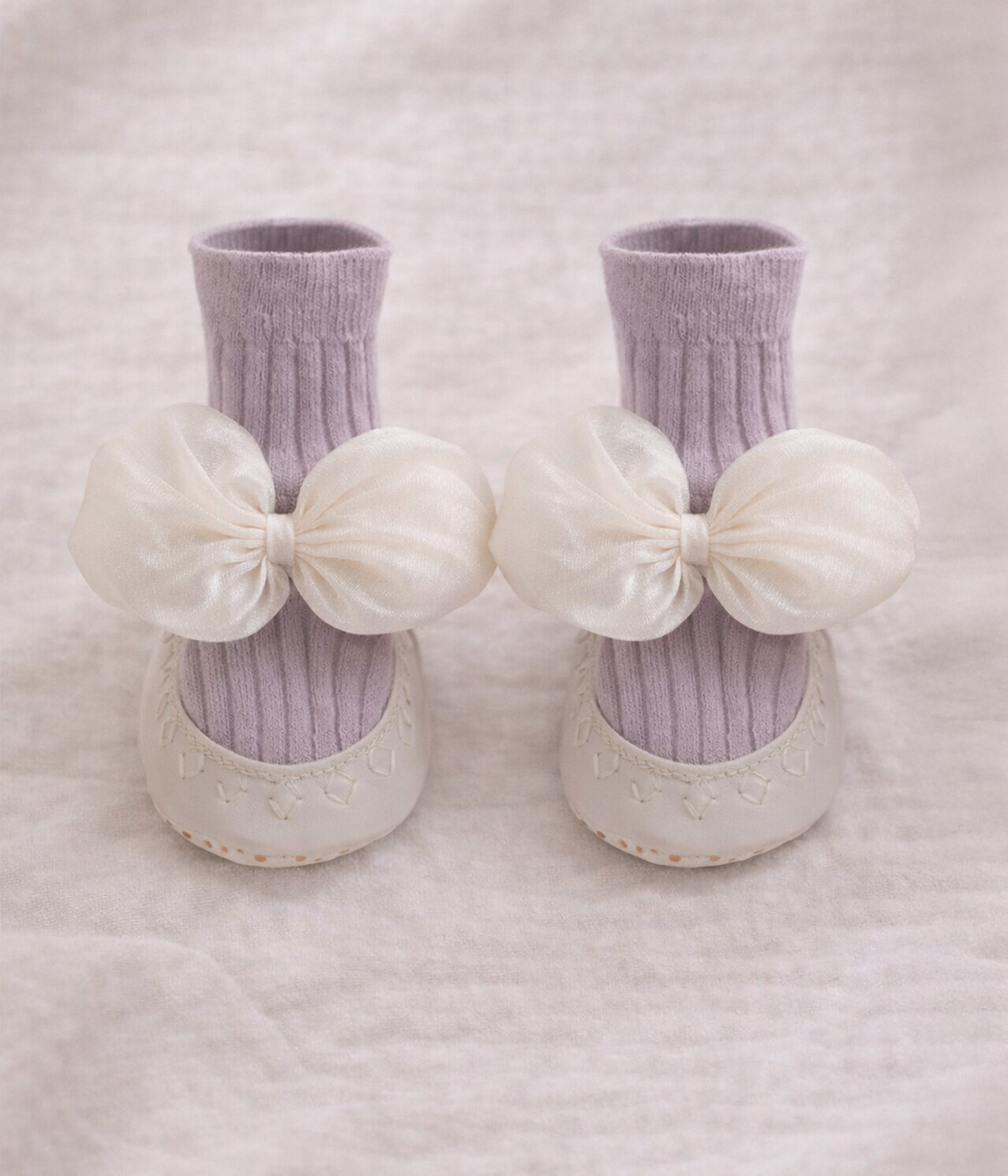Remplissage génératif 12 Chaussons bébé avec chaussettes intégrées – Nœud satin violet clair – Image 1