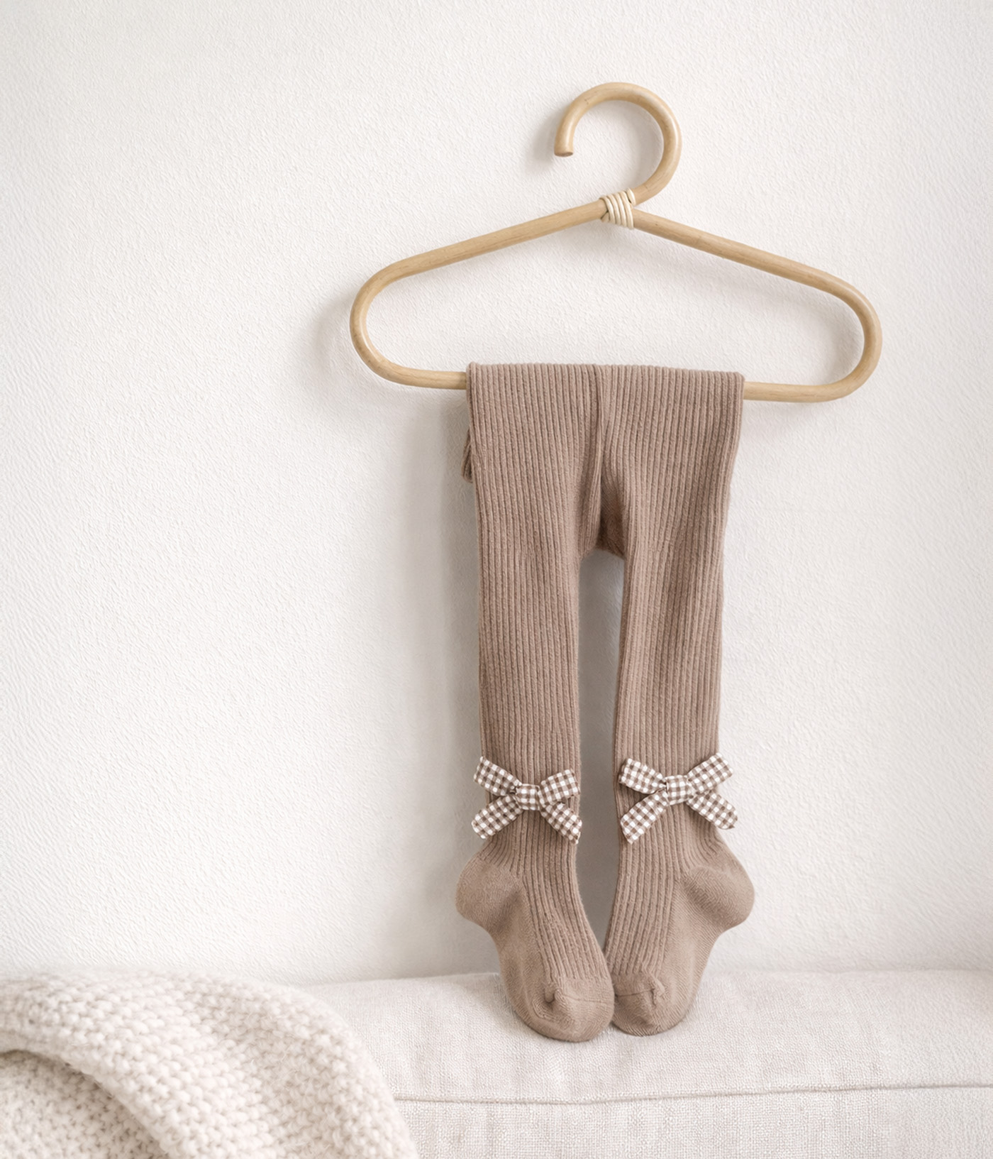 Remplissage génératif 7 Collants bébé en coton côtelé – Beige avec nœuds à carreaux – Image 1