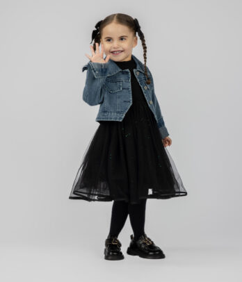 Robe noire en tulle scintillant avec veste en jean courte