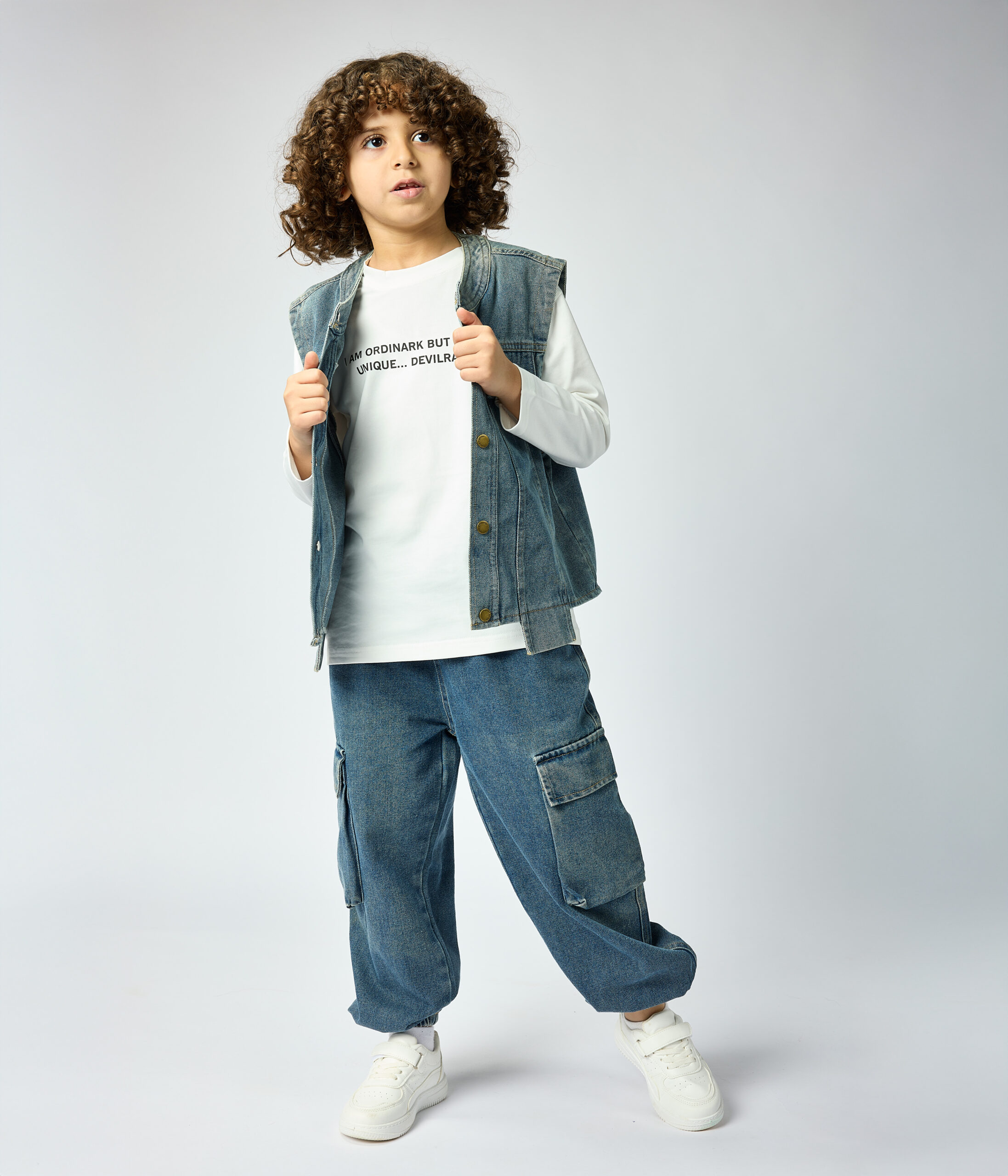 38854.tif Ensemble Garçon 3 Pièces – Gilet en Jean, T-shirt Blanc & Pantalon Denim – Image 1