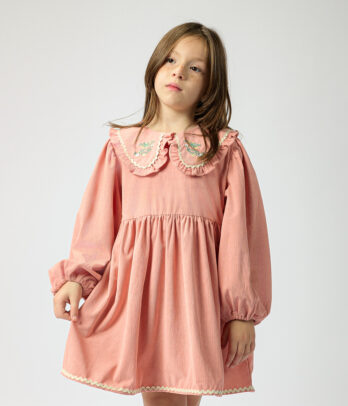 Robe fille rose à col brodé – Élégance et douceur