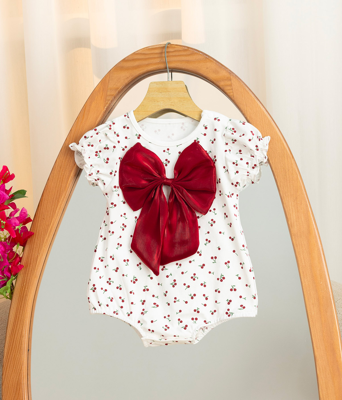mmmmm Barboteuse bébé fille blanche imprimé cerises – Image 1