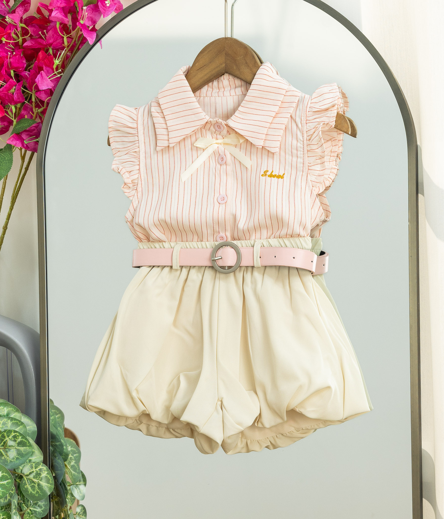 24-050249 Tenue fille rose rayée et short beige chic – Image 1
