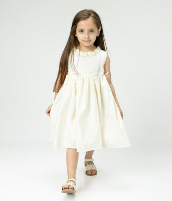 Robe évasée écrue et ses petits nœuds satinés