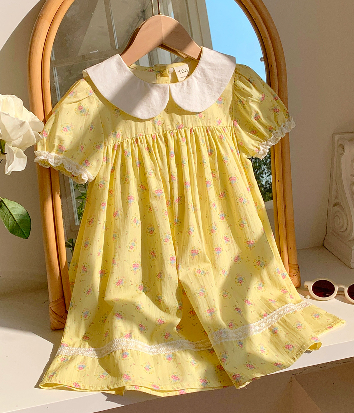696811-4 Robe fille jaune florale confortable – Image 1