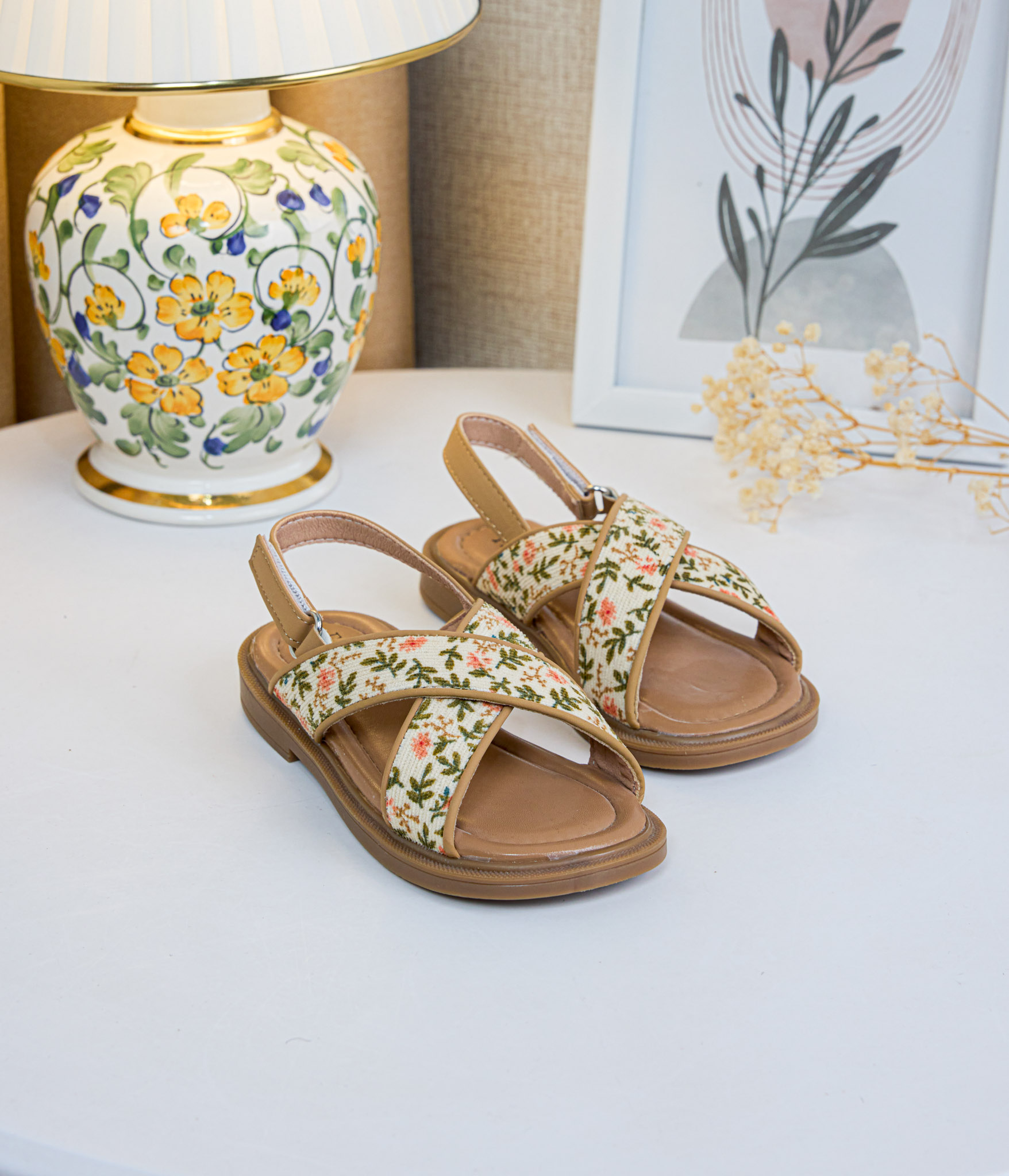 742969 Sandales fille imprimé fleuri camel – Image 1