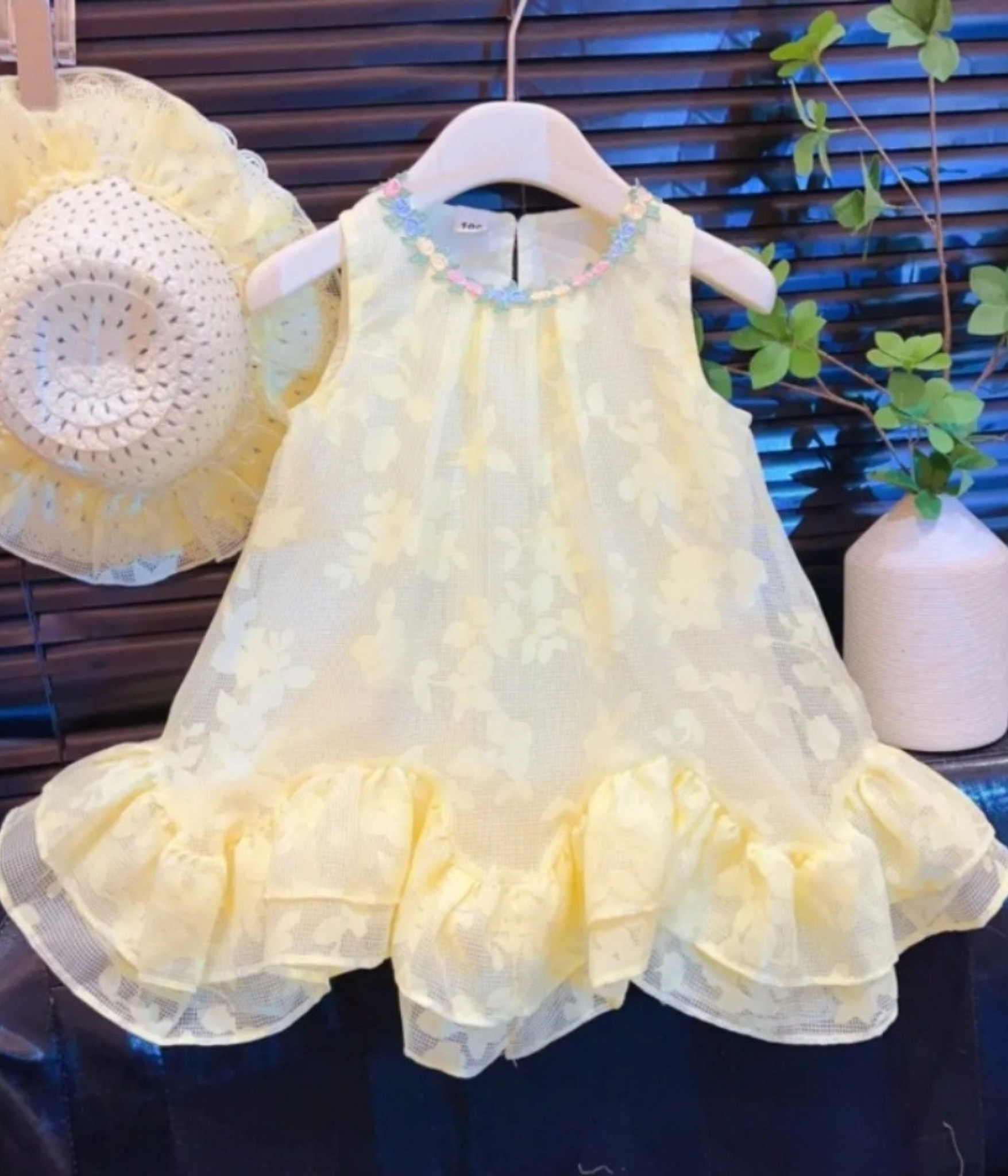 875886 Robe subtile jaune beurre avec chapeau assorti – Image 1