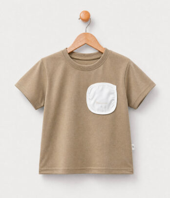 T-shirt garçon beige avec poche contrastée
