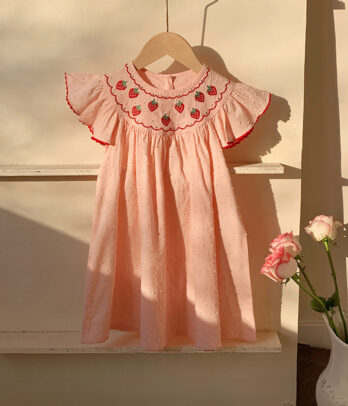 Robe fille rose au broderies fraises manche à volants