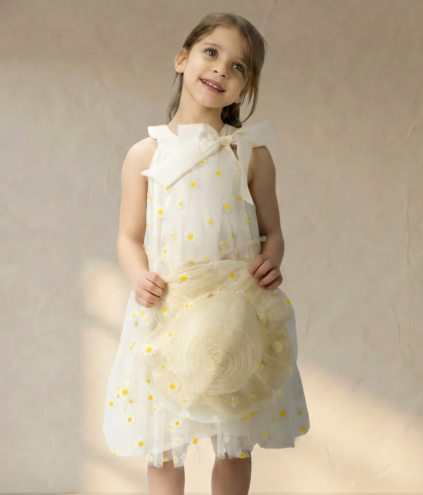 Mannequin lifestyle_Export_2026-04-27_20-06-13 Robe marguerite sublime pour fille avec chapeau – Image 1
