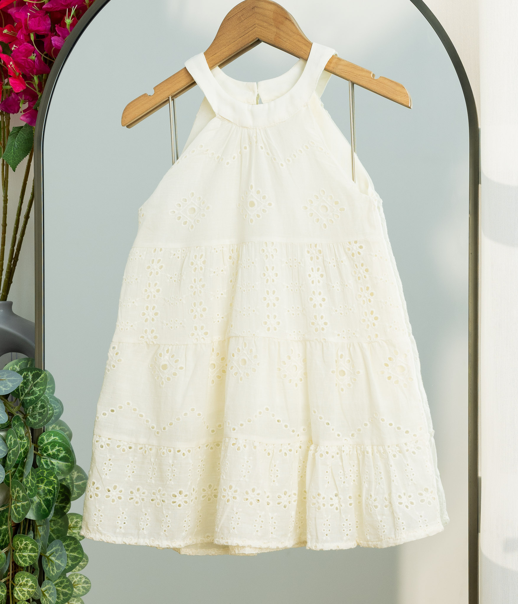Untitled Session0054 Robe nuage aux broderies fines – Image 1