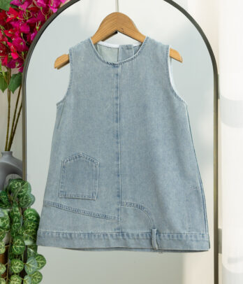 La robe sans manches en denim souple