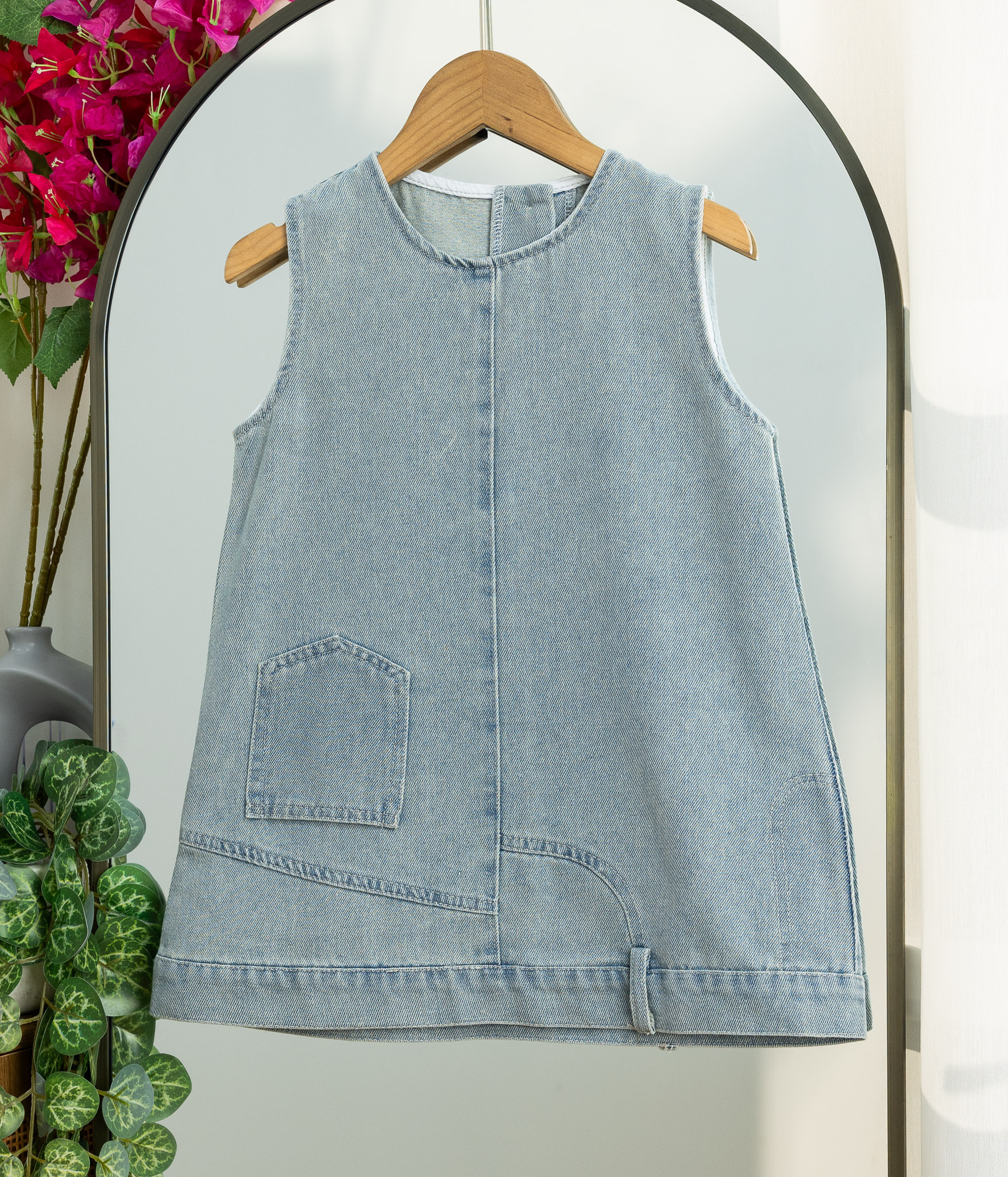 Untitled Session0085 La robe sans manches en denim souple – Image 1