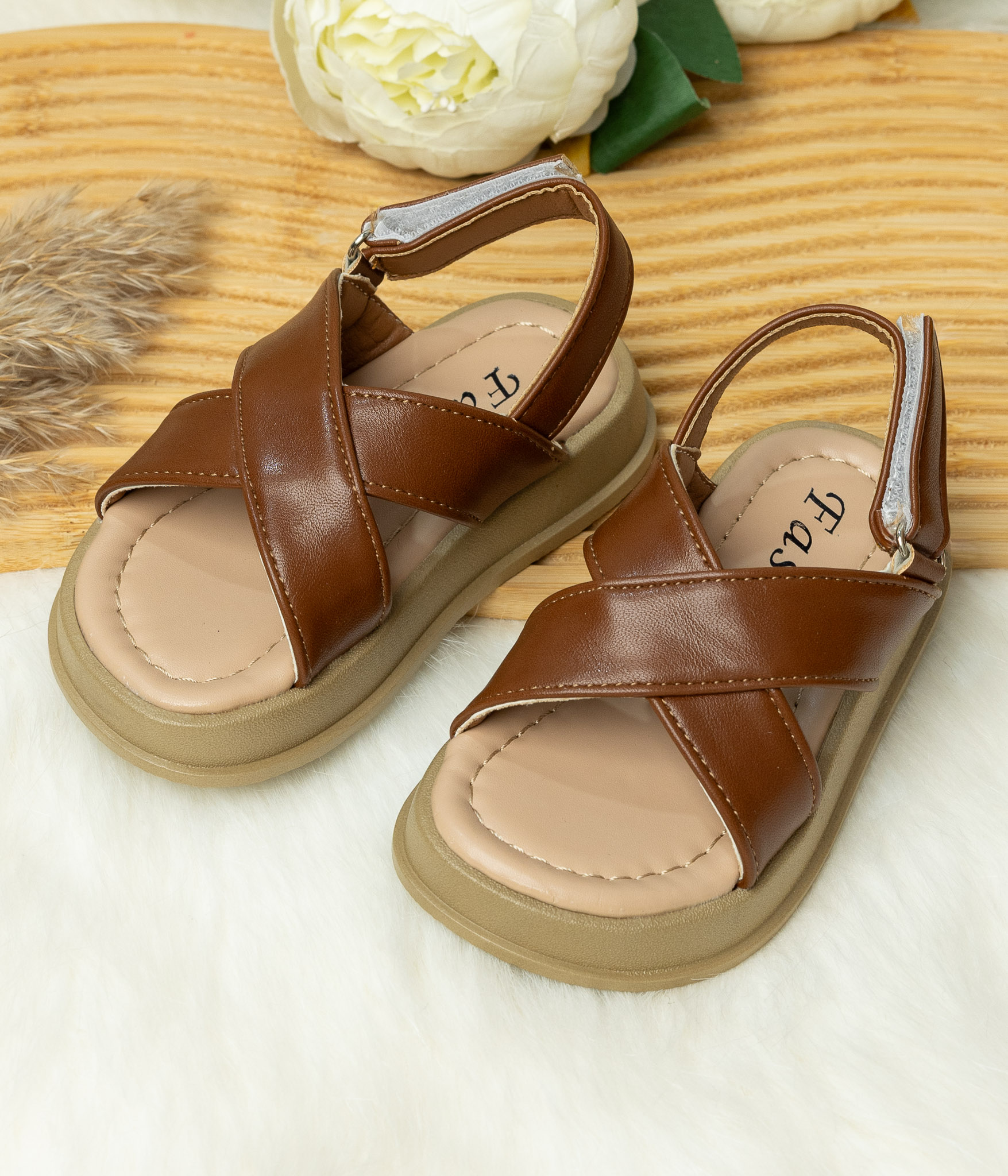 chaussure0003 Sandales enfant croisées marron – Image 1