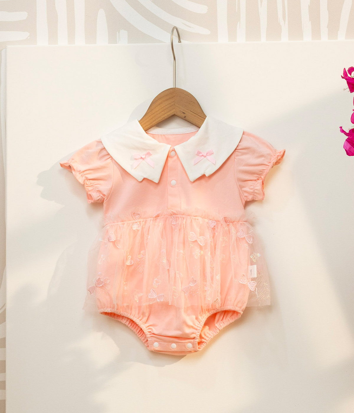 kk Barboteuse bébé rose à col contrastant – Image 1