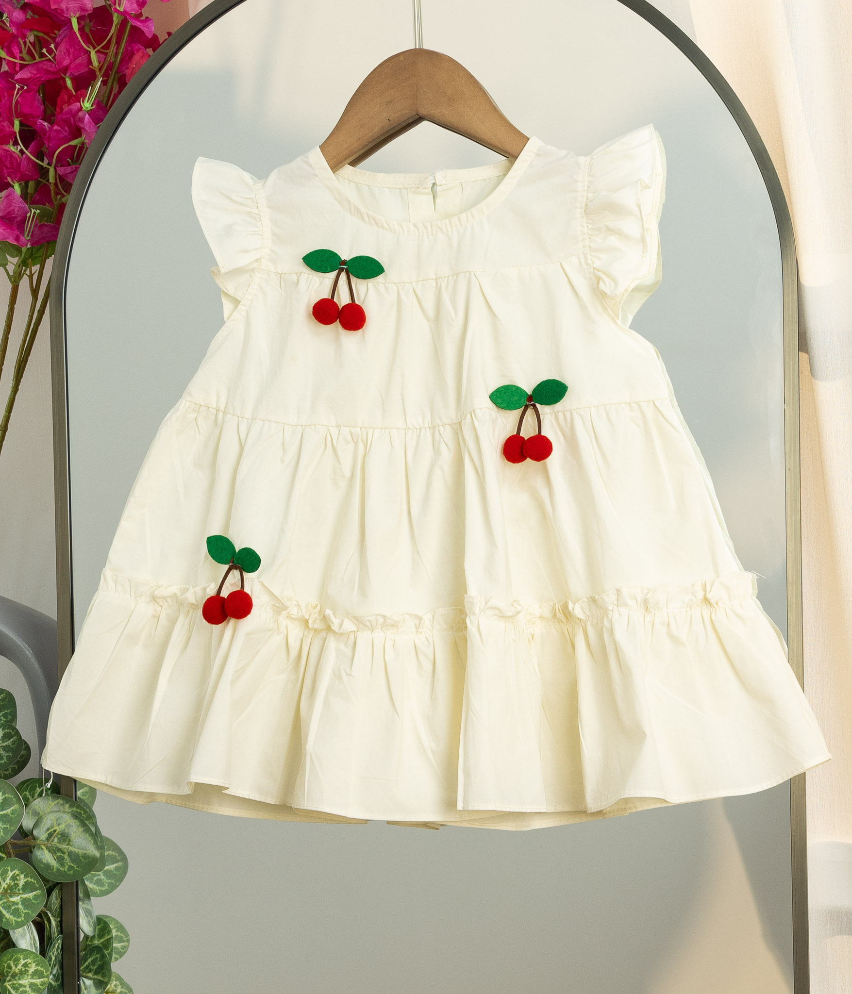 16-05 13 Robe bébé fille crème à volants cerises – Image 1