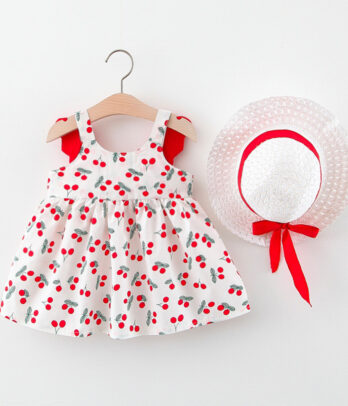 Robe bébé fille blanche imprimé cerises avec chapeau assorti – un été doux et coloré.