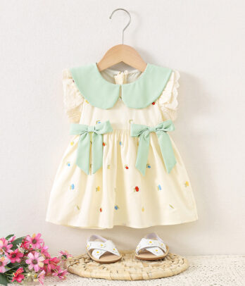 Robe bébé écru brodée col vert élégant