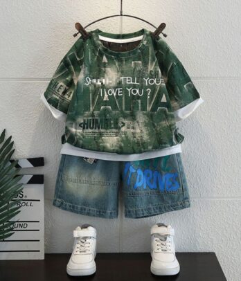 Tenue garçon verte imprimée avec short denim