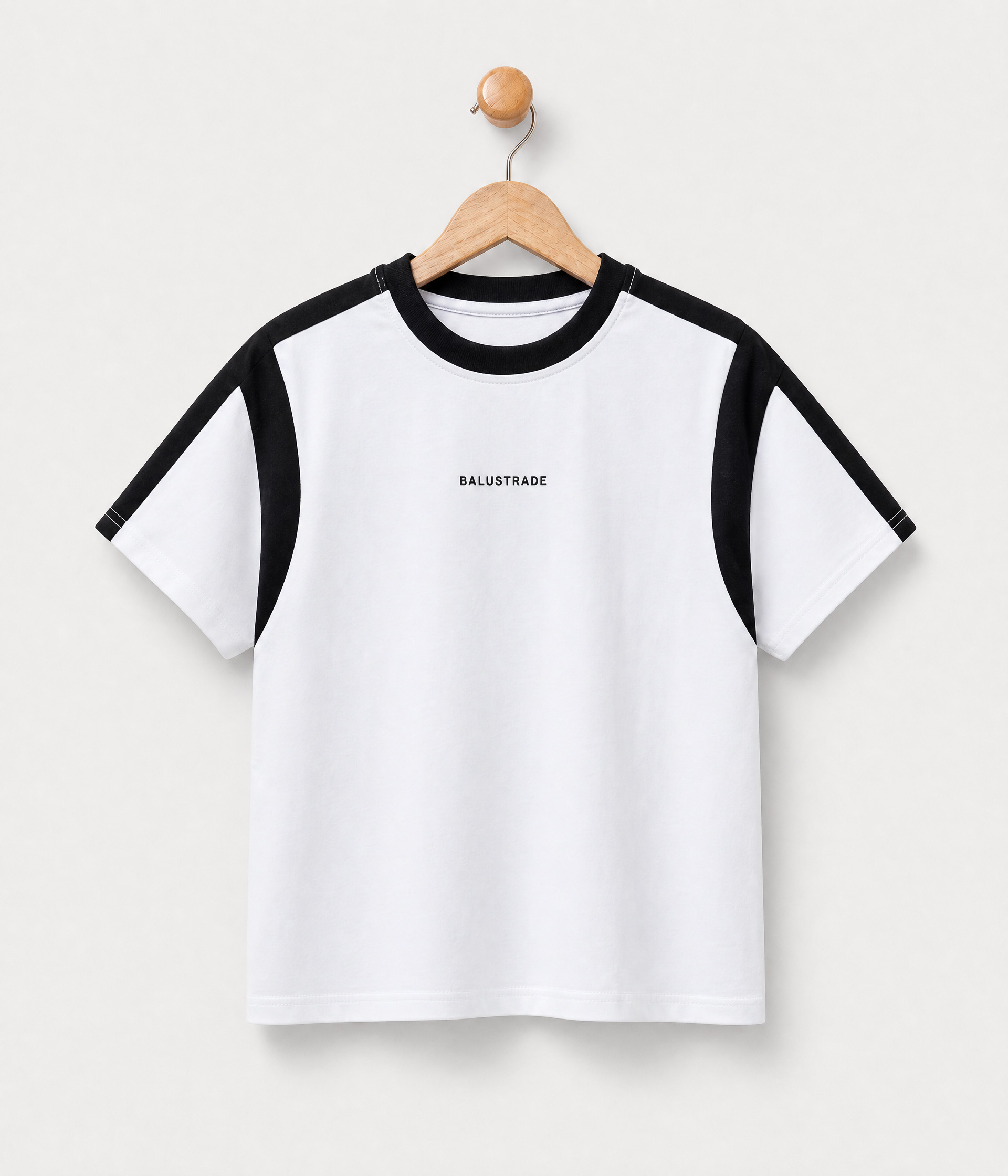 823531fd T-shirt garçon blanc détails noirs – Image 1