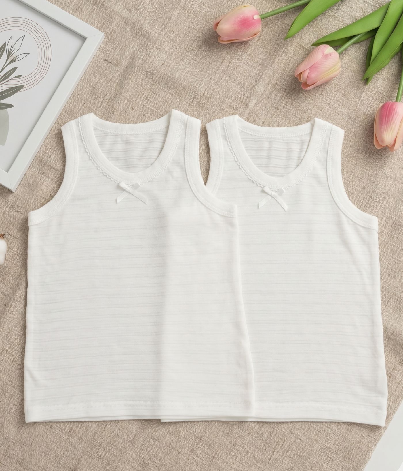 Design sans titre (1) L'Essentiel du Vestiaire : Lot de Deux Débardeurs Blancs fille – Image 1