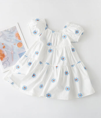 Robe fillette blanche fleurie bleue