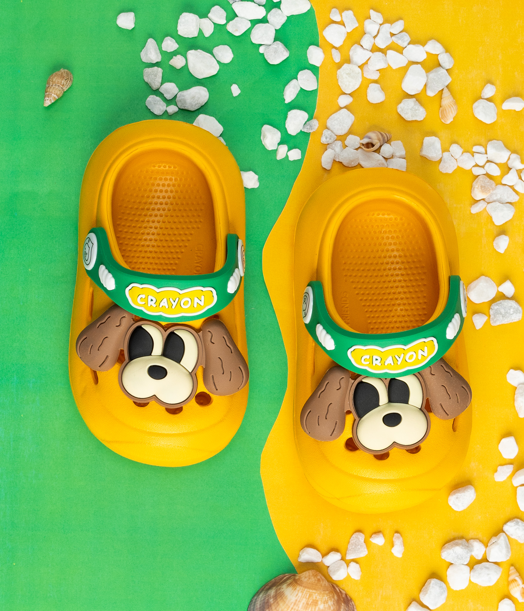 14-051348 Crocs enfant jaunes motif chien 3D – Image 1