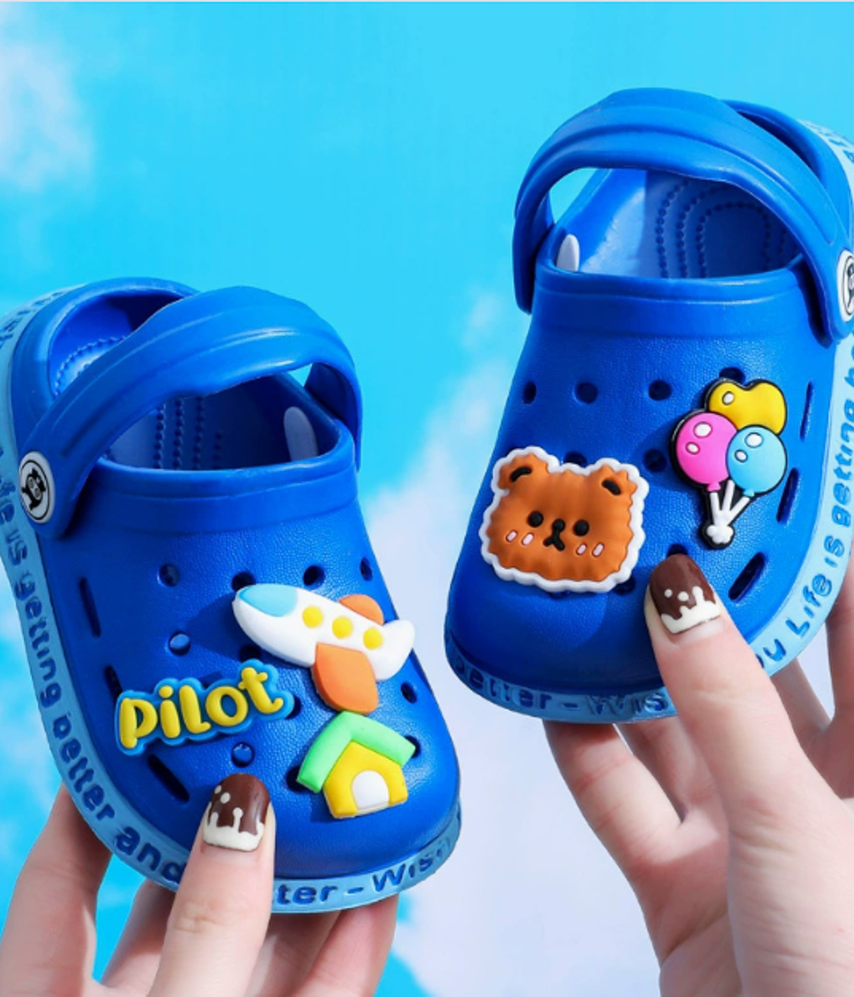 674123 Crocs enfant bleu intense – Motifs 3D espace & fun – Image 1