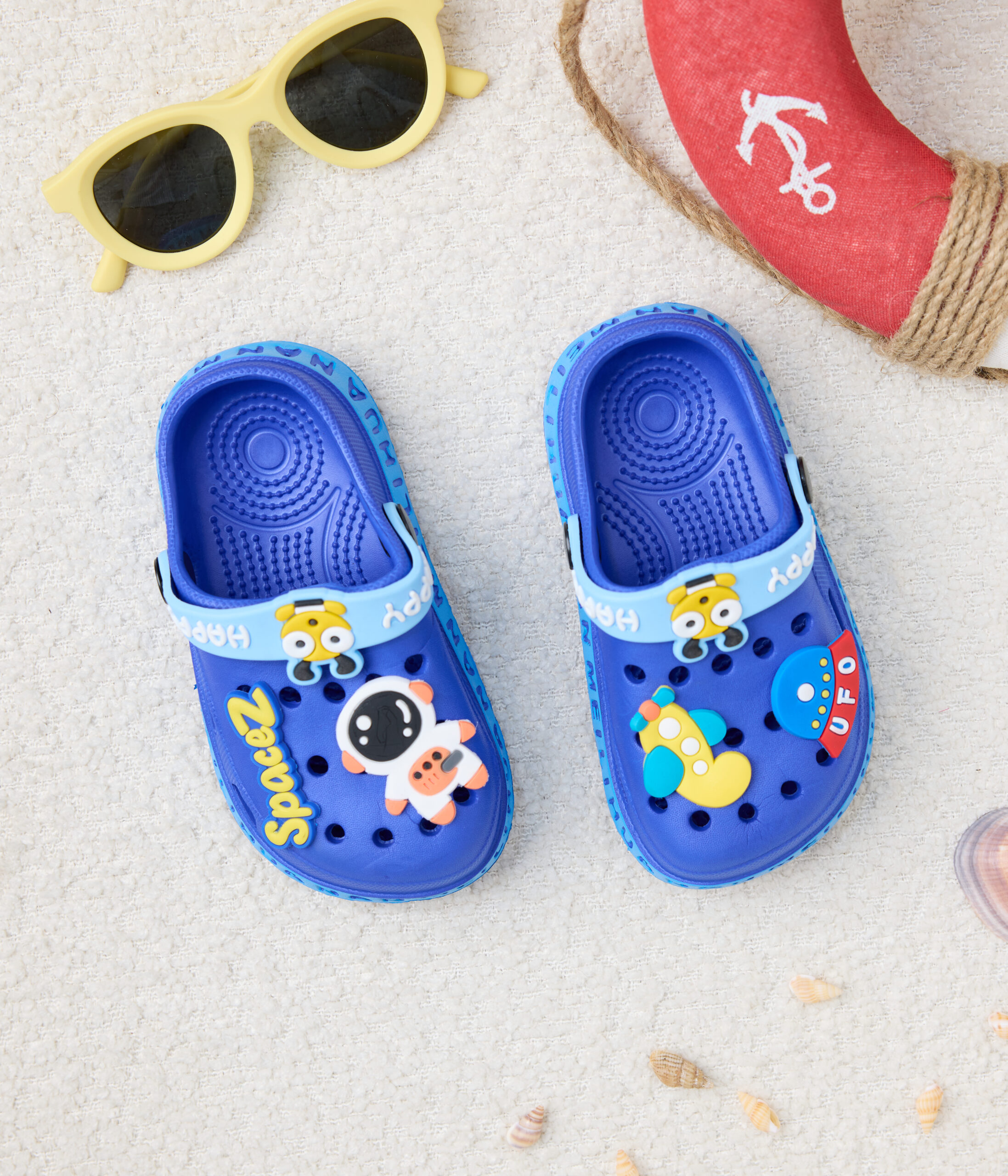 732828 141 Crocs enfant bleu roi – Motifs 3D espace & fun – Image 1