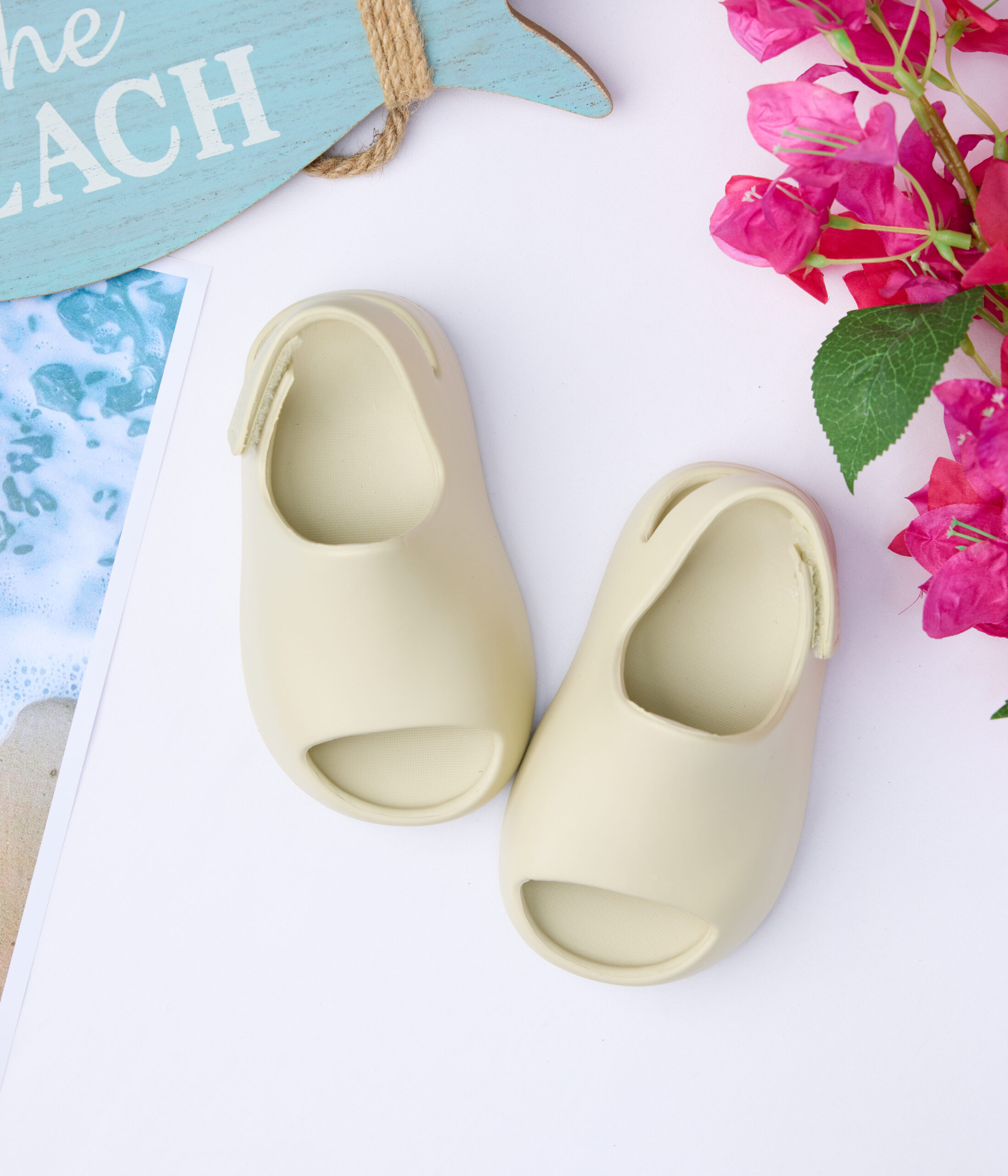 732828 187 Crocs enfant ouvertes blanc cassé – Minimal EVA – Image 1