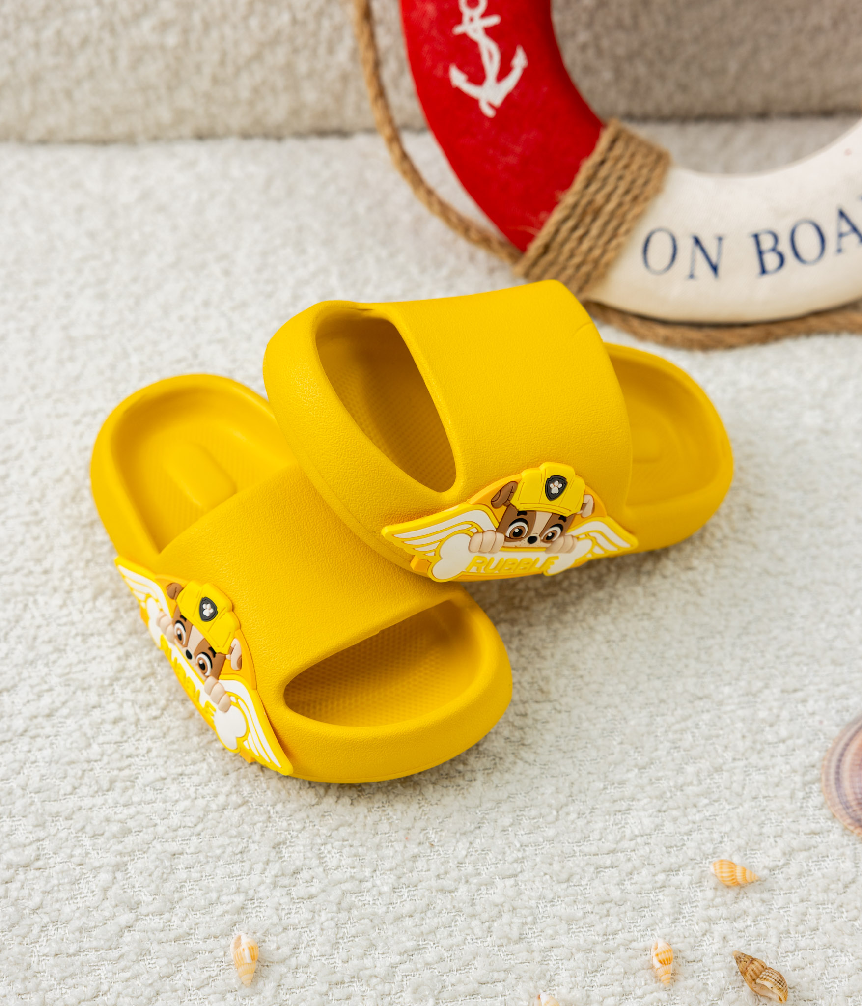791749 2 Mules garçon jaunes motif Rubble – Image 1