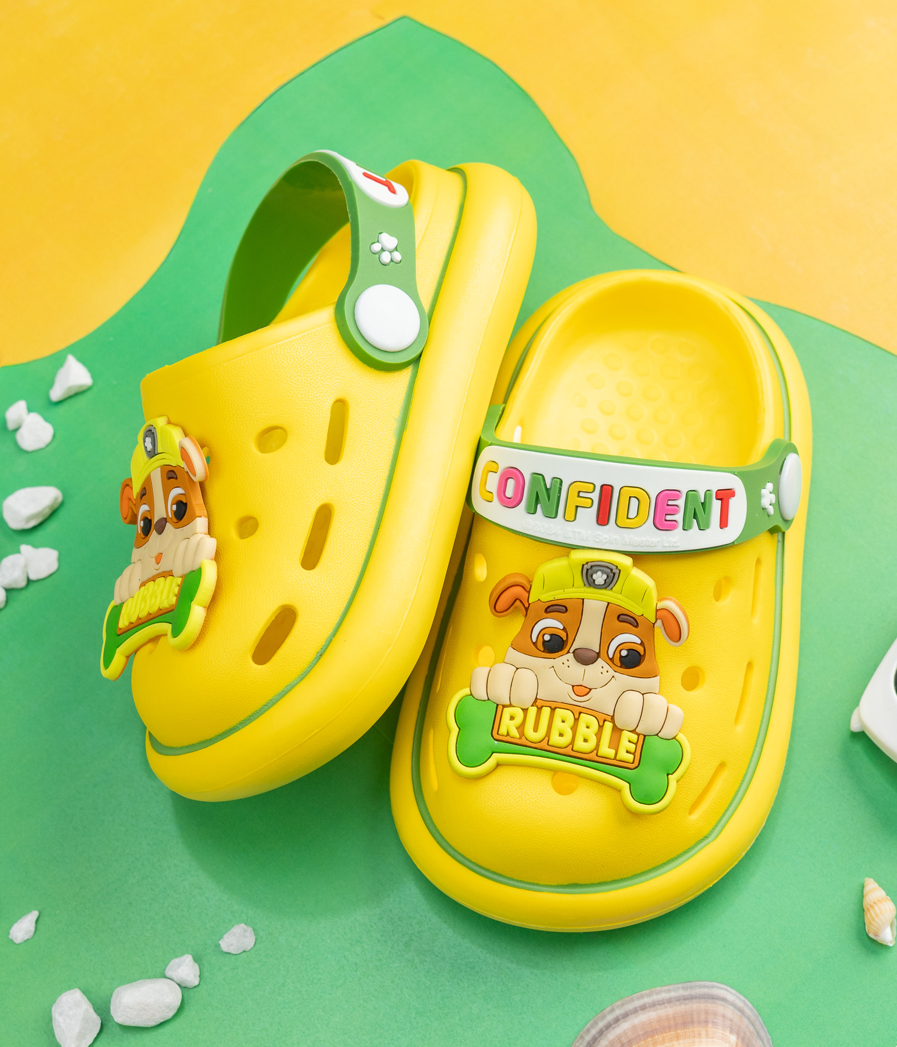 924568-3 Crocs garçon jaunes motif Rubble – Image 1