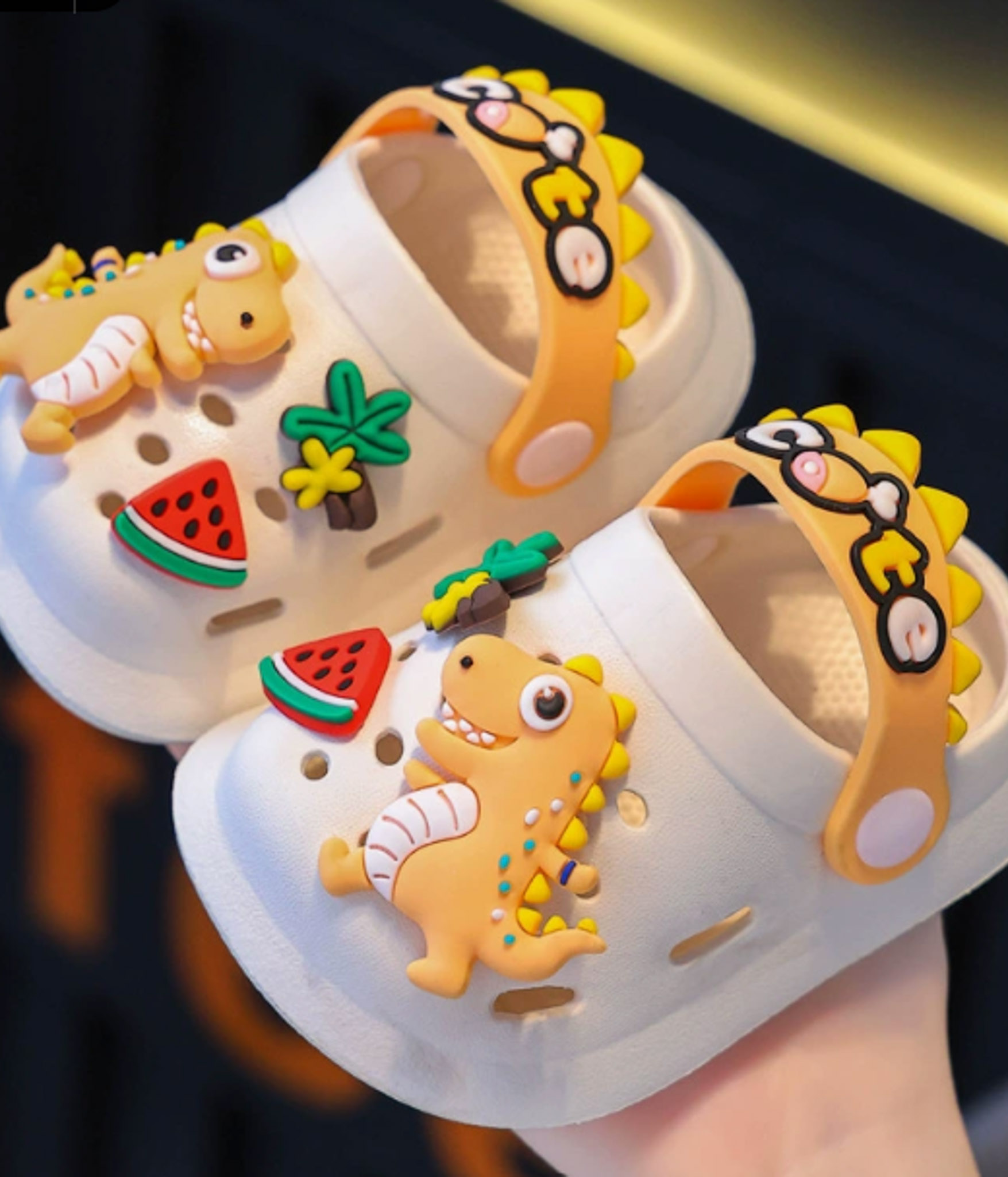 Capture d’écran 2026-05-16 161906 Crocs enfant beige & jaune – Motifs 3D Dino Fun – Image 1