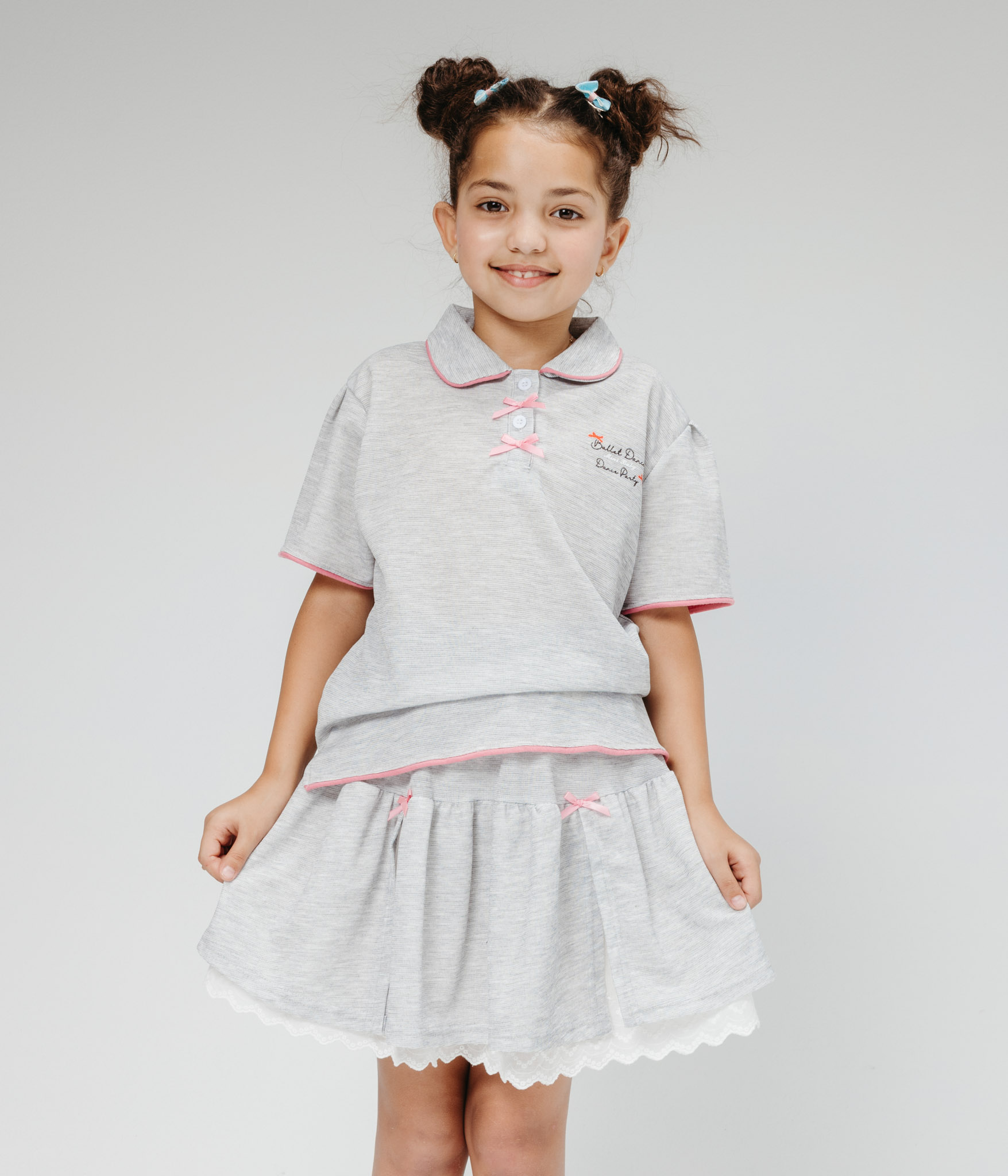 541781 ensemble gris 50080 n50579uds roses et dentelle0776 Ensemble gris à nœuds roses et dentelle – Image 1