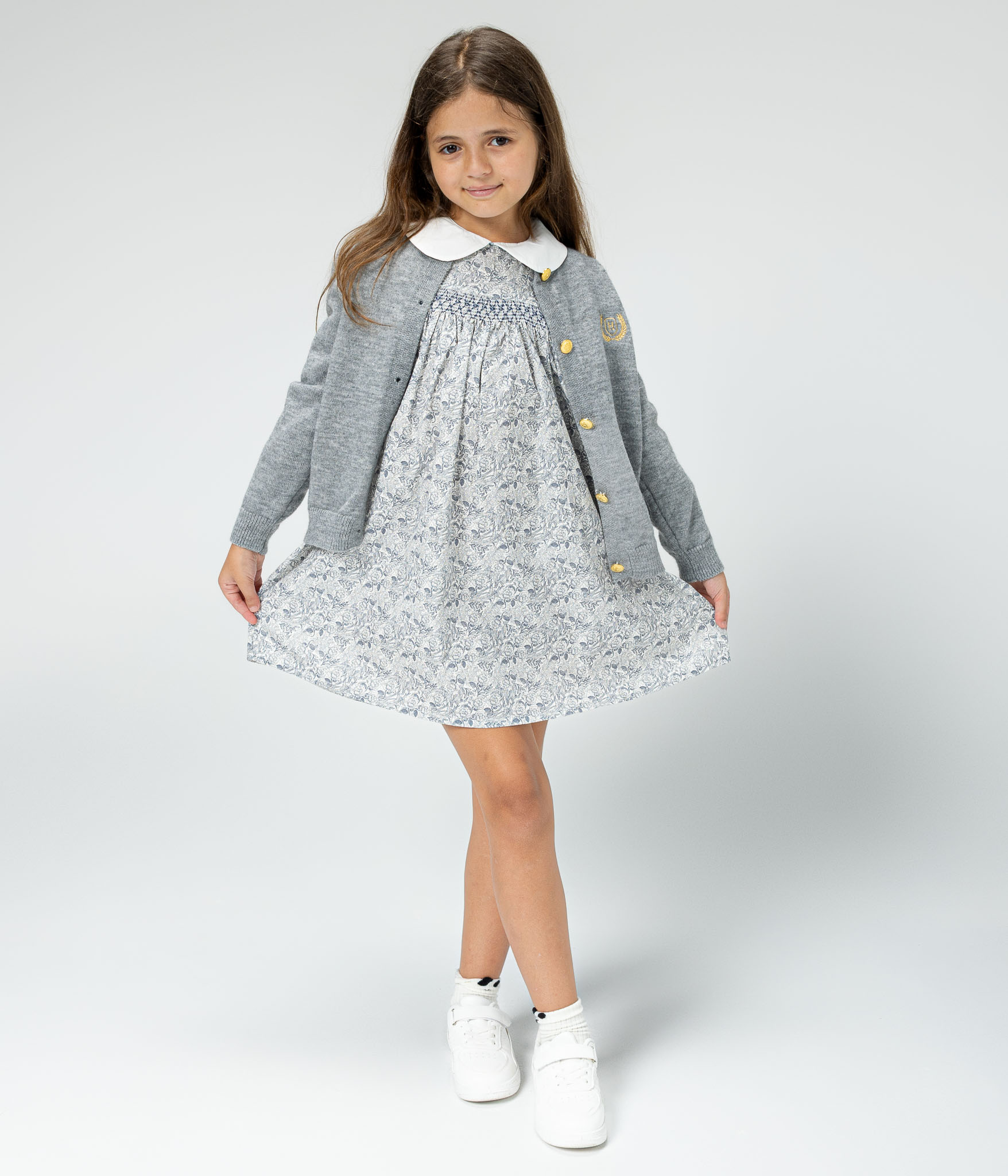 727969 ensemble cardigan robe1326-Edit Ensemble cardigan gris et robe fleurie – Image 1