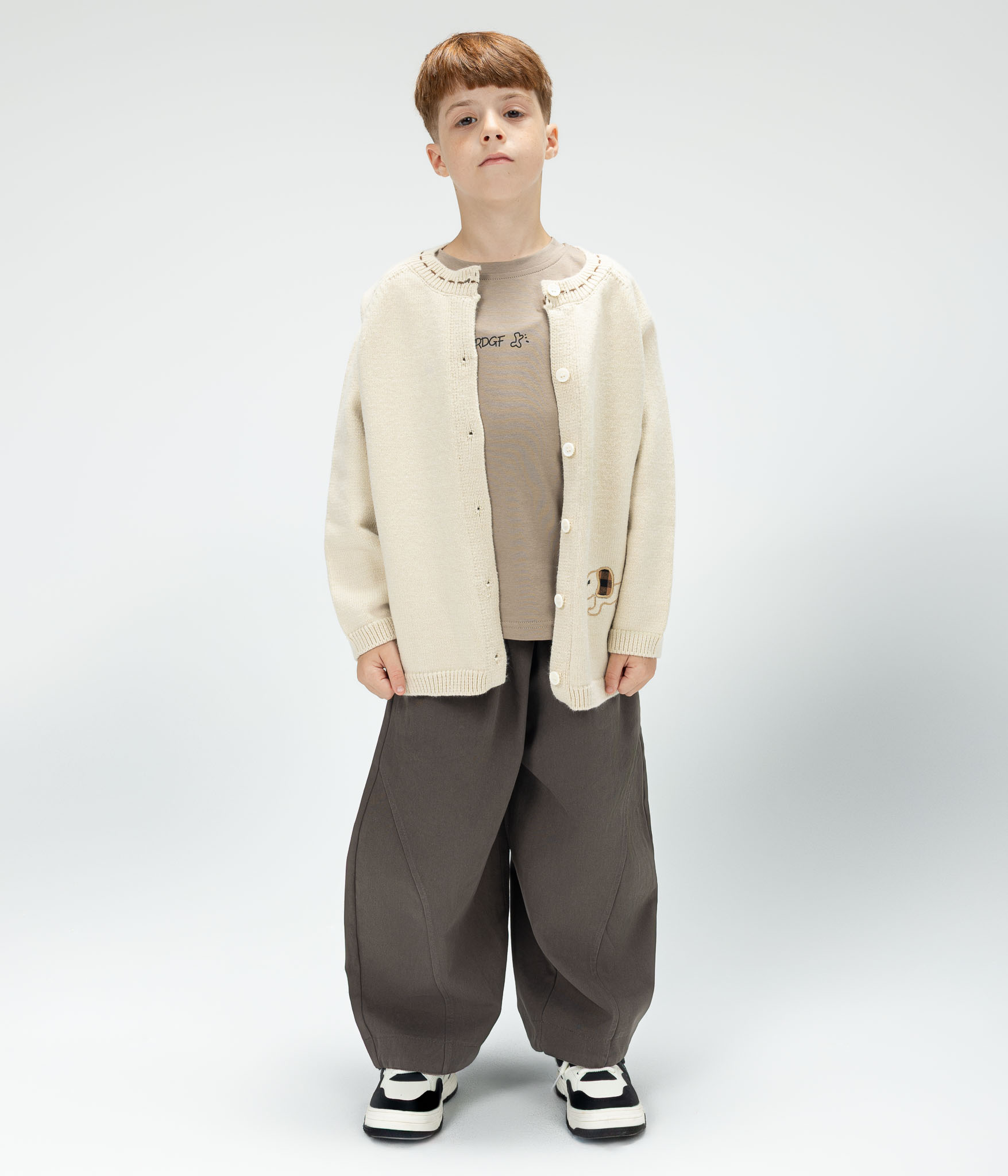 132582-3 Ensemble garçon cardigan beige et pantalon large marron – Image 1