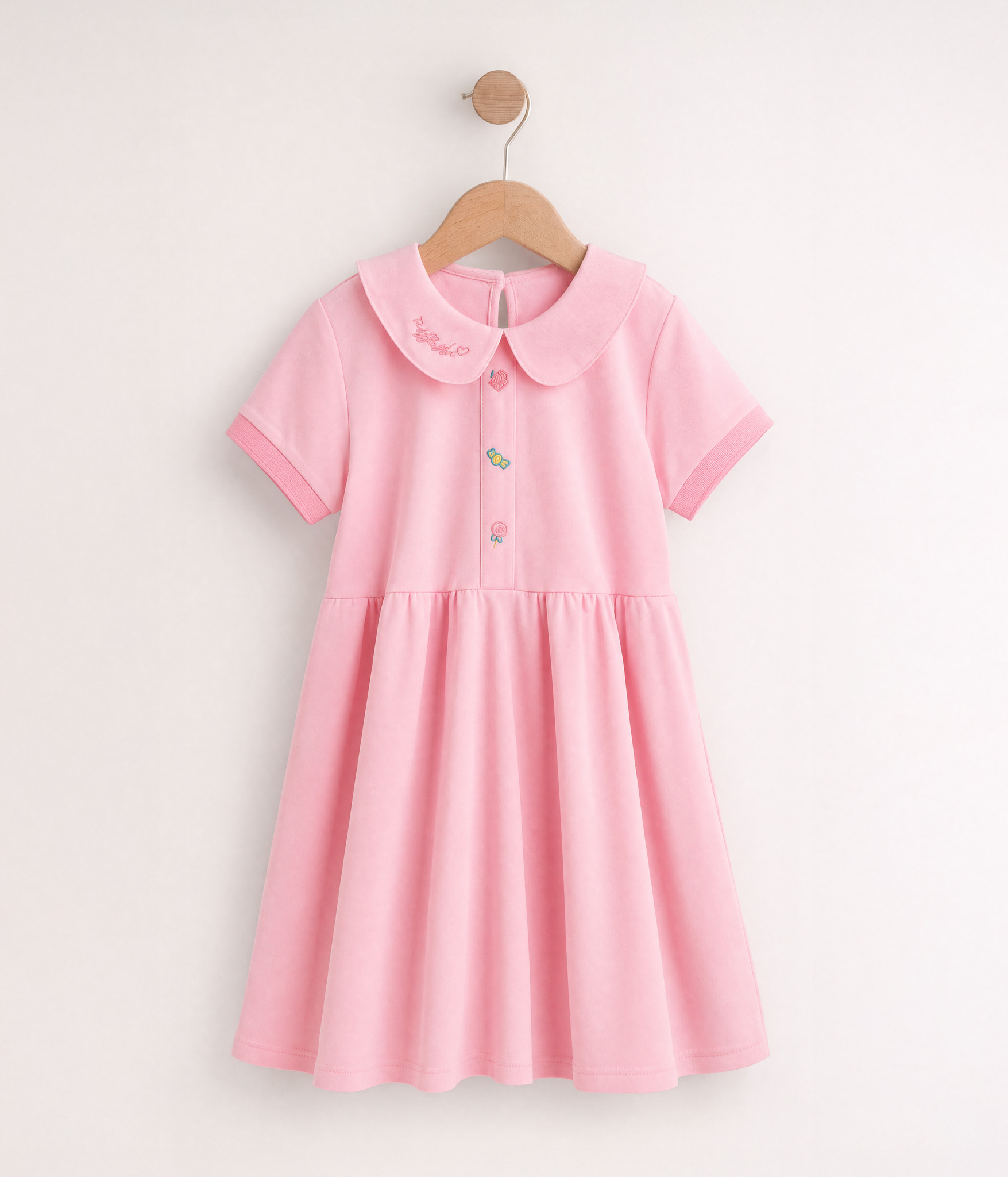 239861 Robe rose à boutons et col claudine – Image 1